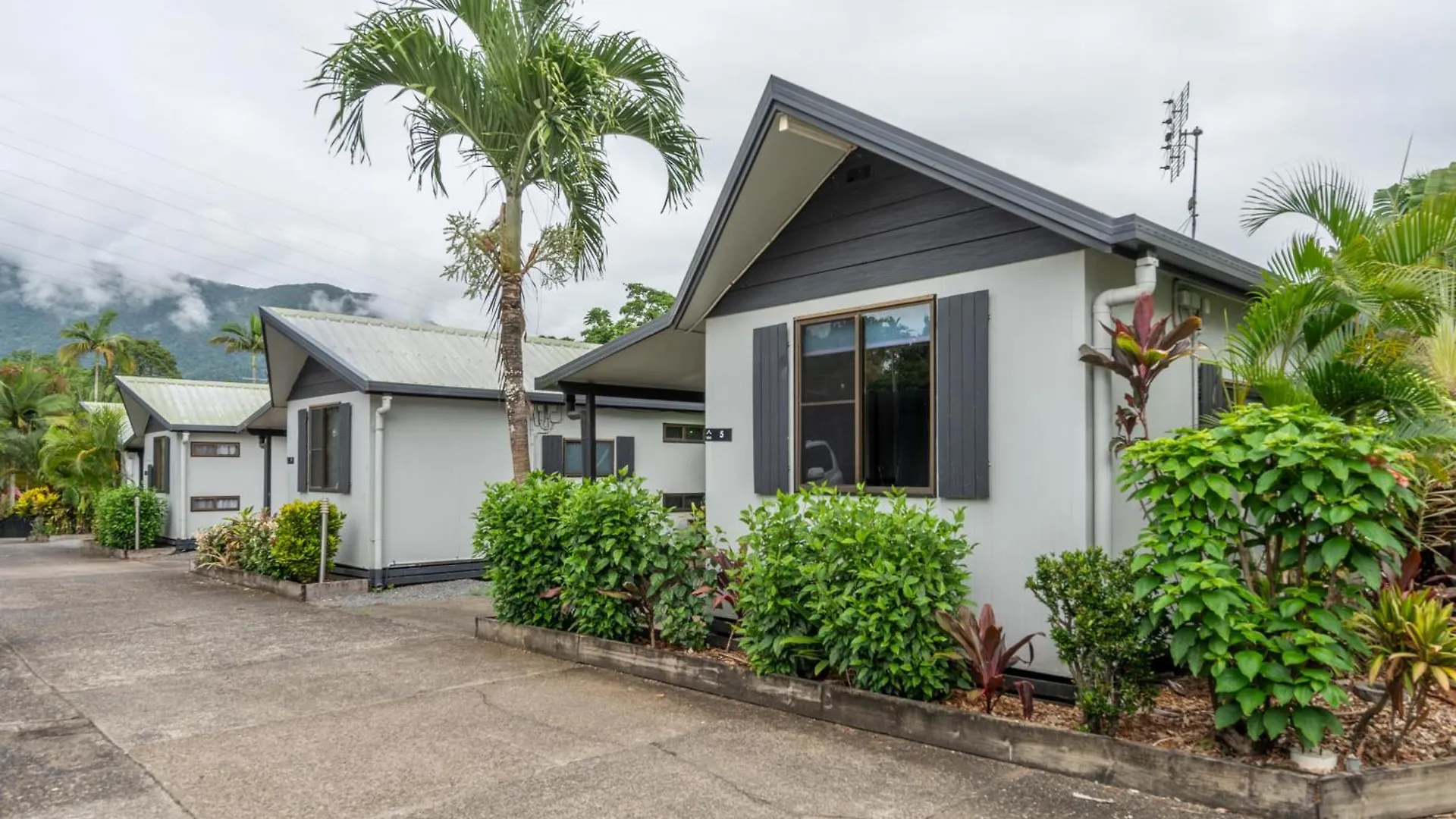 Tasman Holiday Parks - Cairns Cool Waters Campsite